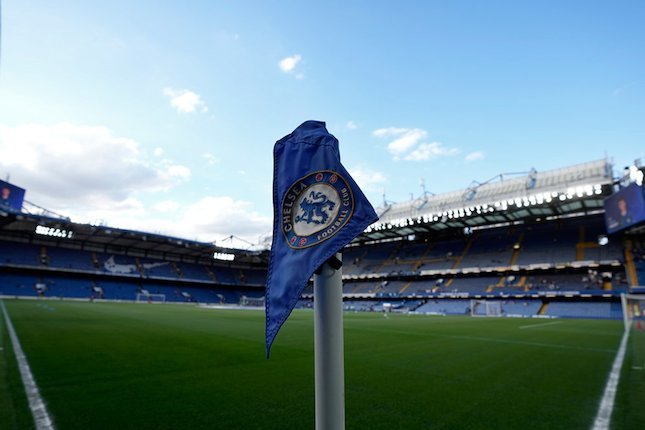Tiang bendera Chelsea di sudut lapangan stadion Stamford Bridge. (c) AP Photo
