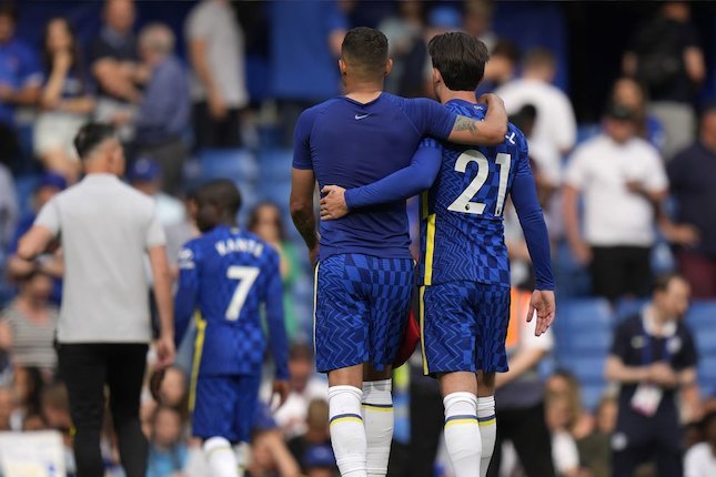 Skuat Chelsea meninggalkan Stamford Bridge seusai pertandingan melawan Watford, Minggu (22/5/2022) (c) AP Photo
