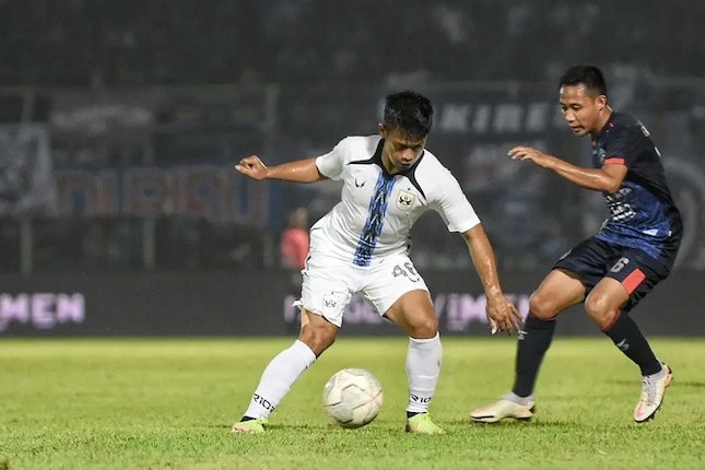 Evan Dimas (kanan) saat perkuat Arema FC di laga uji coba kontra PSIS Semarang, Minggu (22/5/2022) (c) Bola.com/Iwan Setiawan