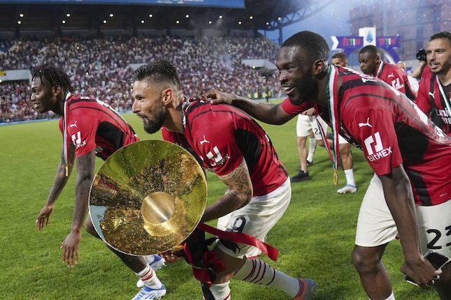 Fikayo Tomori (kanan) merayakan gelar Scudetto 2021-22 bersama skuat AC Milan usai laga lawan Sassuolo di Mapei Stadium, 22 Mei 2022. (c) LaPresse via AP Photo
