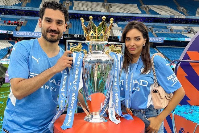 Ilkay Gundogan dan Sara Arfaoui di perayaan Manchester City juara Premier League 2021/22 (c) Instagram/sarabenamira