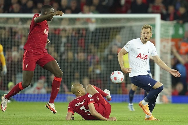 Harry Kane saat beraksi di laga Liverpool vs Tottenham di Anfield, Minggu (08/05/2022). (c) AP Photo