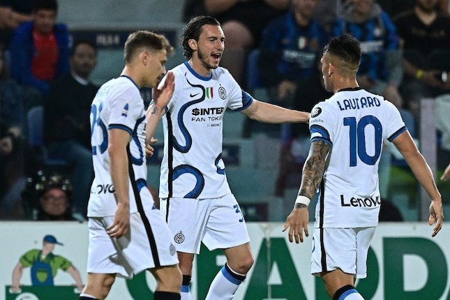 Matteo Darmian dan Lautaro Martinez merayakan gol di laga Cagliari vs Inter Milan, Senin (16/5/2022) (c) FCIM