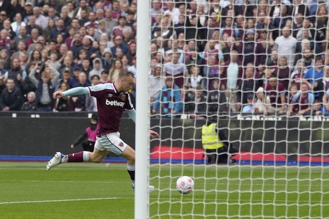 Jarrod Bowen saat mencetak gol di laga West Ham vs Manchester City di London Stadium, Minggu (15/05/2022). (c) AP Photo