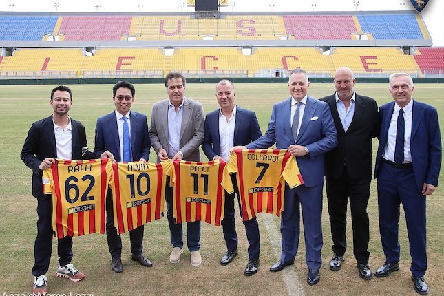 Raffi Ahmad (kiri), Alvin Sariatmadja (dua dari kiri) berpose di markas Lecce, Jumat (27/5/2022) (c) US Lecce Offiical