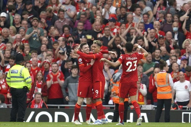Skuat Liverpool merayakan gol Andrew Robertson ke gawang Wolverhampton di pekan ke-38 Premier League 2021-22 di Anfield, Minggu (22/05/2022) malam WIB. (c) AP Photo