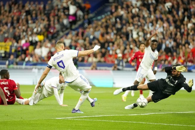 Final Liga Champions 2022 Liverpool vs Real Madrid: Karim Benzema menembak ke gawang Alisson Becker (c) AP Photo