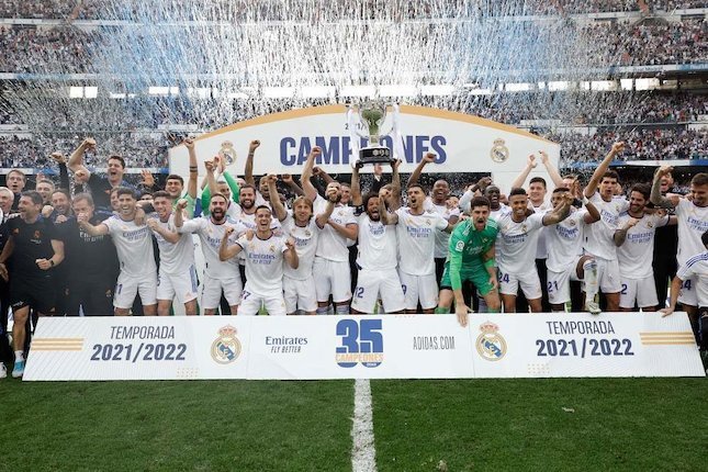 Skuat Real Madrid berpose dengan trofi La Liga 2021/22 (c) Real Madrid Official