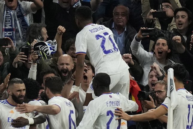 Skuat Real Madrid merayakan gol Karim Benzema ke gawang Manchester City, Kamis (5/5/2022) (c) AP Photo