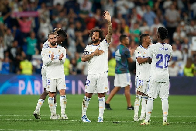 Pemain Real Madrid, Marcelo, menyapa pendukung usai menjalani laga pekan ke-38 La Liga melawan Real Betis hari Sabtu (21/5/2022). (c) AP Photo