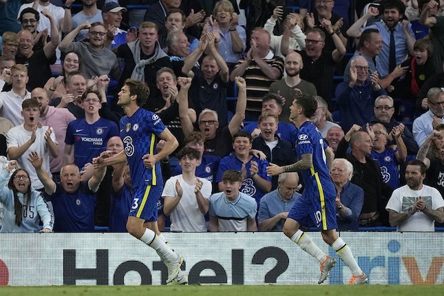 Selebrasi pemain Chelsea, Marcos Alonso (kiri), usai menjebol gawang Leicester City dalam laga Premier League hari Jumat (20/5/2022). (c) AP Photo