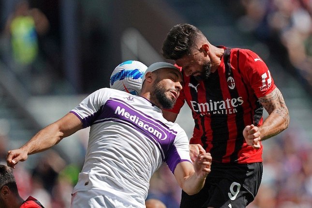 Duel udara Olivier Giroud dan Arthur Cabral dalam laga AC Milan vs Fiorentina, Minggu (1/5/2022) (c) La Presse via AP Photo