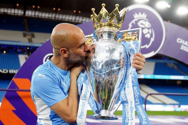 Manajer Manchester City, Pep Guardiola mencium trofi Premier League 2021-22 (c) AP Photo
