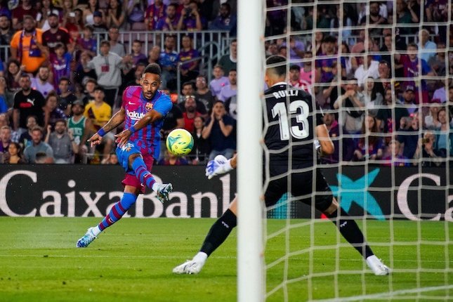 Aksi Pierre-Emerick Aubameyang dalam laga Barcelona vs Villarreal, Senin (23/5/2022) (c) AP Photo