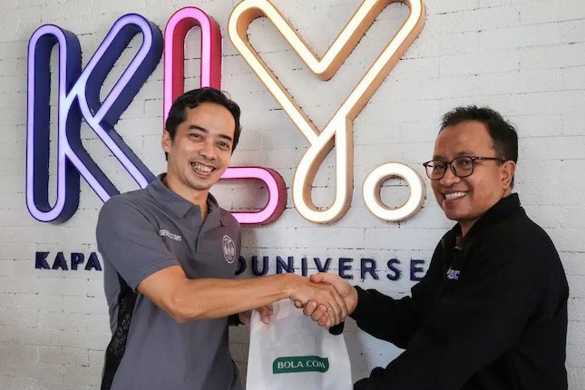 CEO PSIM Yogyakarta, Bima Sinung (kiri) melakukan kunjungan sekaligus bersilaturahmi ke kantor Bola.net yang terletak di Gondangdia, Jakarta Pusat, Rabu (11/05/2022).  (c) Bola.net/Bagaskara Lazuardi