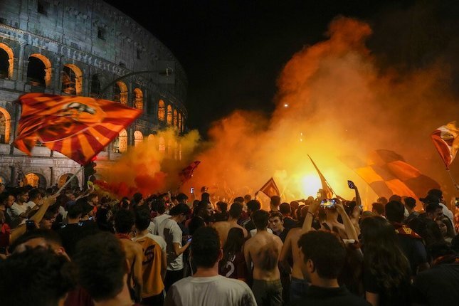 Para suporter AS Roma di kota Roma merayakan kesuksesan timnya menjuarai UEFA Conference League 2021/22 (c) AP Photo