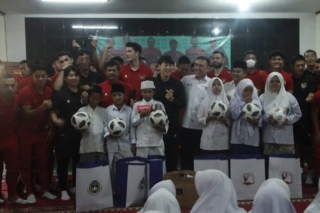 Shin Tae-yong bersama pemain Timnas Indonesia dan pengurus PSSI di pondok pesantren Daaruut Taubah Bandung, Selasa (31/5/2022) (c) Bola.com/Erwin Snaz