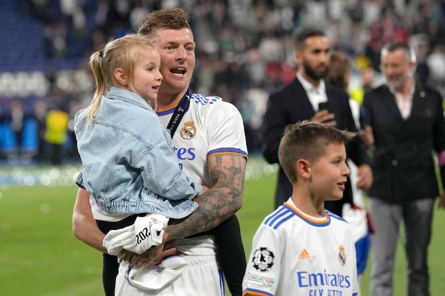 Toni Kroos bersama anak-anaknya setelah Real Madrid menjuarai Liga Champions. (c) AP Photo