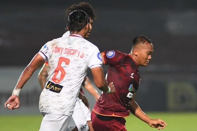 Wawan Febrianto (kanan) saat perkuat Borneo FC di BRI Liga 1 2021/2022 (c) Bola.com/Nandang Permana