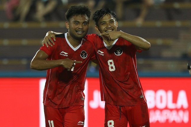 Saddil Ramdani (kiri) dan Witan Sulaeman di laga Indonesia U-23 vs Timor Leste di SEA Games 2022. (c) Bola.net/Ikhwan Yanuar