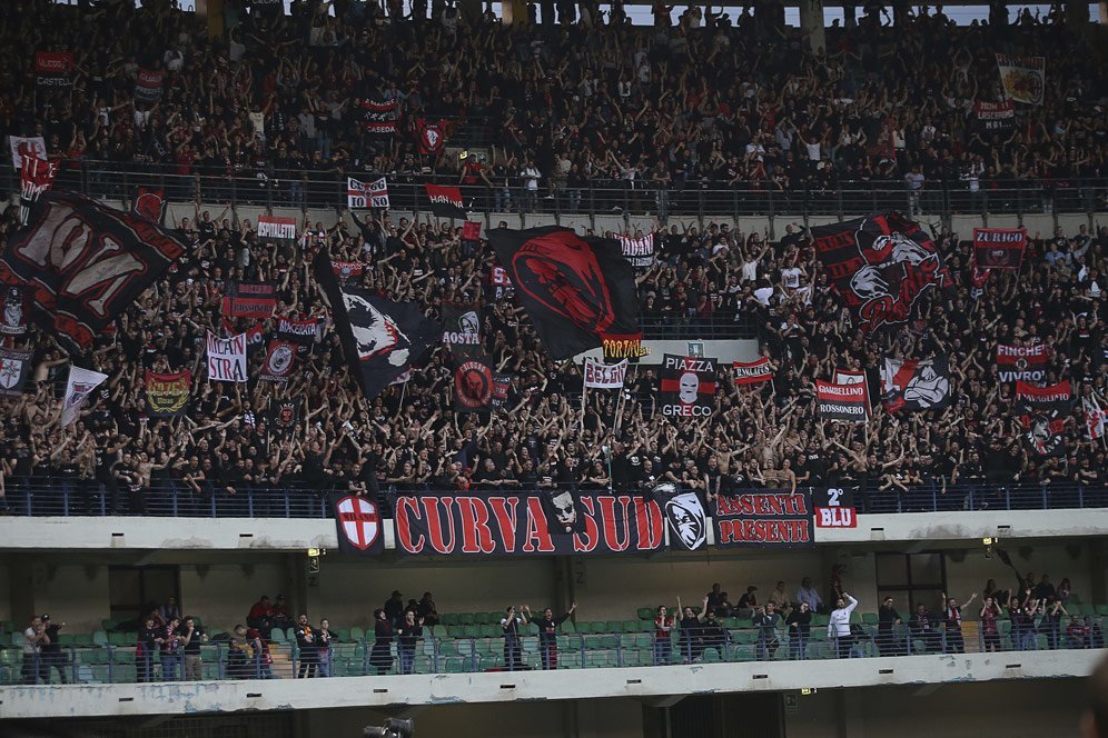 'Serangan' 16 Ribu Fans AC Milan ke Markas Hellas Verona