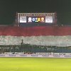 Jelang laga Arema FC vs PSM Makassar, Aremania Kibarkan Bendera Merah Putih Raksasa