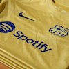 Barcelona Rilis Jersey Tandang 2022/23: Terinspirasi Emas Olimpiade 1992, Kelihatan Mewah! Barcelona Rilis Jersey Tandang 2022/23: Terinspirasi Emas Olimpiade 1992, Kelihatan Mewah!