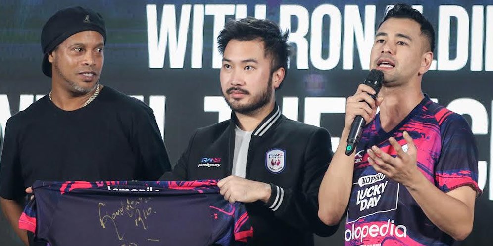 Saat Raffi Ahmad 'Cemburu' Karena Semua Fans Minta Foto ke Ronaldinho