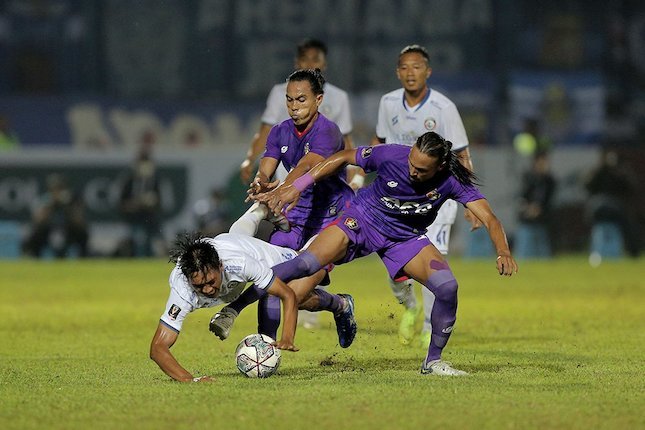 Rohit Chand berduel dengan Jayus Hariono di laga Persik Kediri vs Arema FC, Piala Presiden 2022  (c) Bola/Arief Bagus