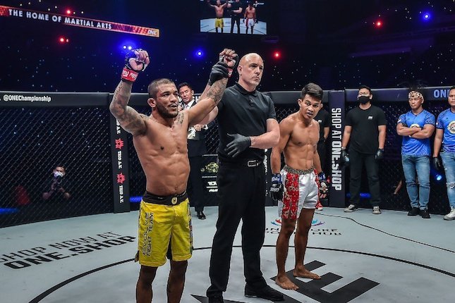 Alex Silva memenangi duel versus Adrian Mattheis (c) ONE Championship