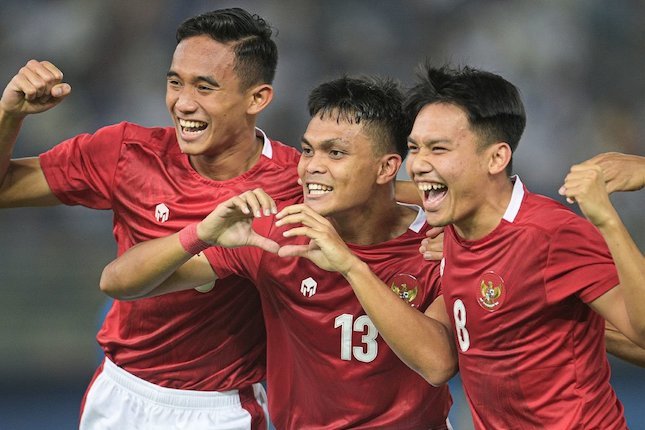 Timnas Indonesia merayakan gol yang dicetak Rachmat Irianto (tengah) saat bertemu Kuwait dalam laga kualifikasi Piala Asia 2023, Kamis (9/6/2022) dini hari. (c) PSSI