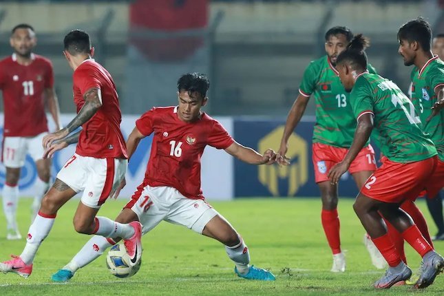 Aksi Pratama Arhan di laga uji coba Timnas Indonesia vs Bangladesh (1/6/2022) (c) Bola.com/M. Iqbal Ichsan