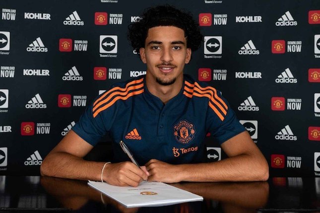 Zidane Iqbal menandatangani kontrak baru di Manchester United (c) MUFC