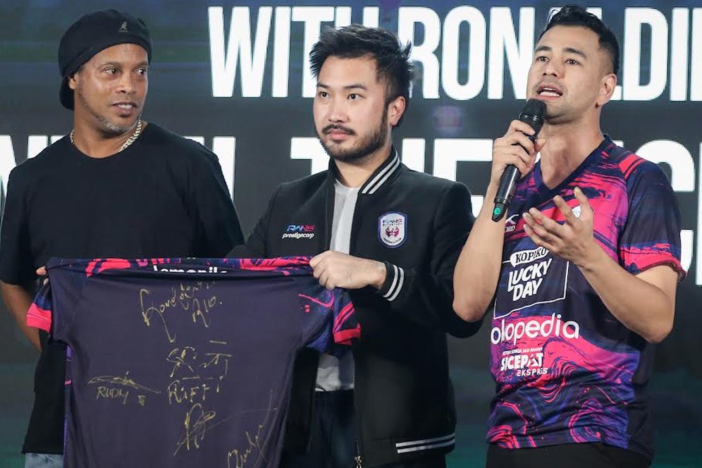 Saat Raffi Ahmad 'Cemburu' Karena Semua Fans Minta Foto ke Ronaldinho