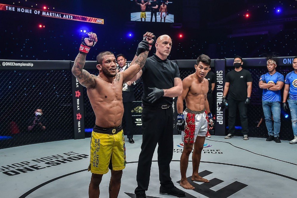 ONE Championship: Dikalahkan Alex Silva, Petarung Indonesia Gagal Beri Pembuktian ONE Championship: Dikalahkan Alex Silva, Petarung Indonesia Gagal Beri Pembuktian