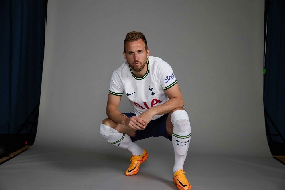 Tottenham Resmi Rilis Jersey Home Musim 2022/23: Dibuat Main Bola Bisa, Dipakai Jalan-Jalan Keren!