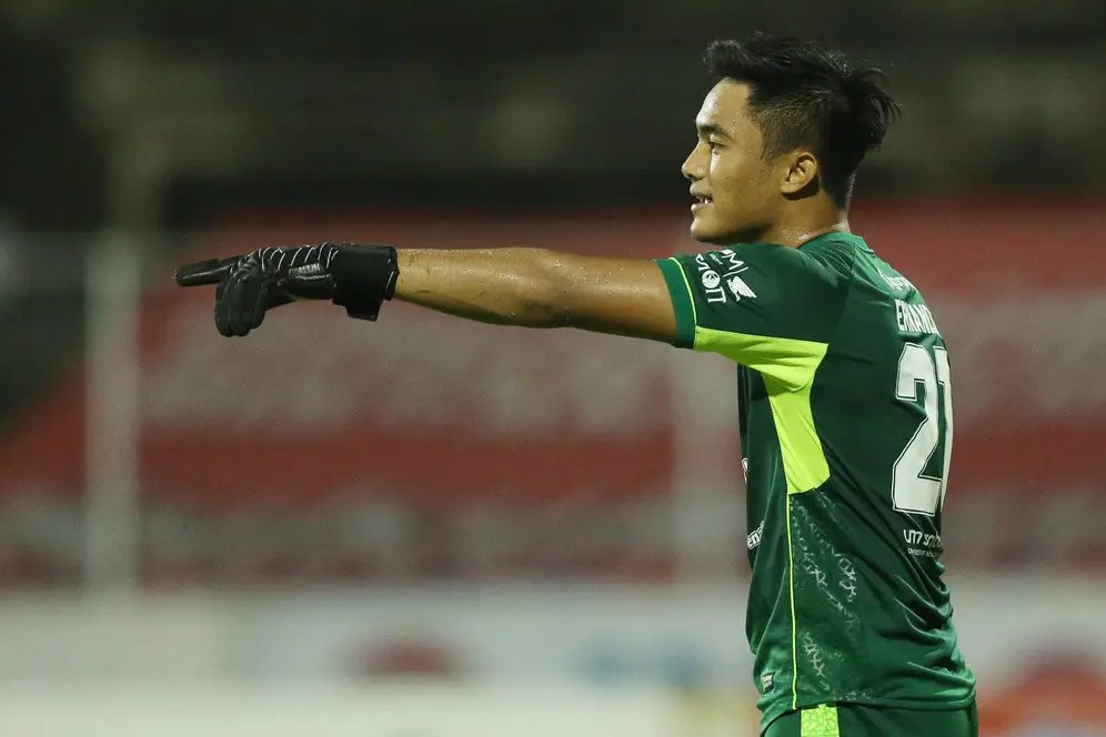 Lihat Lagi, Aksi-aksi Brilian Kiper Persebaya Ernando Ari Tahan Gempuran Persis Solo