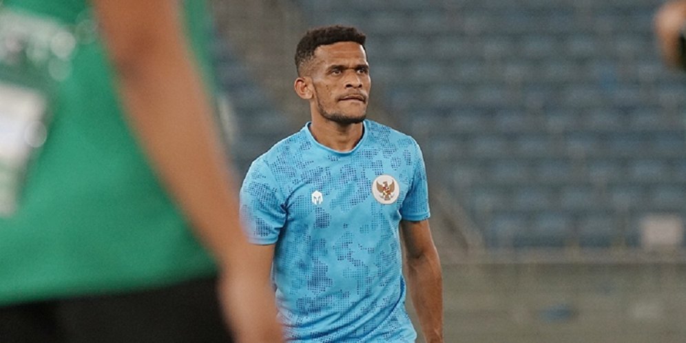 Pemain timnas Indonesia Ricky Kambuaya melakukan pemanasan jelang laga melawan Yordania di Kualifikasi Piala Asia 2023. (c) Twitter PSSI