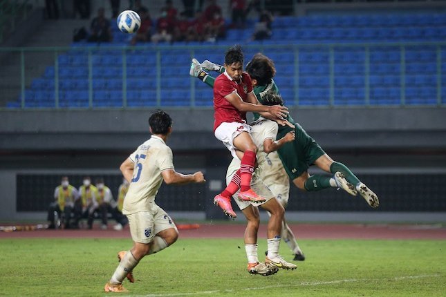 Piala AFF U-19 2022: Pemain Timnas Indonesia U-19, Alfriyanto Nico berusaha mencetak gol saat melawan Timnas Thailand U-19 (c) Bola.net/Bagaskara Lazuardi