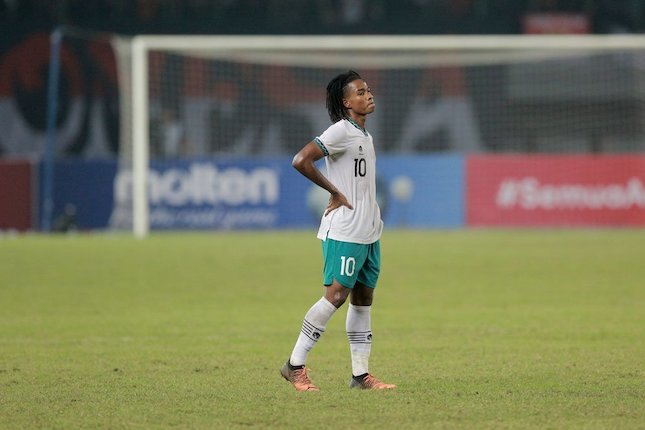 Pemain Timnas Indonesia U-19, Ronaldo Kwateh, tampak kecewa usai pertandingan melawan Myanmar pada laga Piala AFF U-19 2022 di Stadion Patriot Candrabhaga, Bekasi, Minggu (10/7/2022). (c) Bola.net/M I