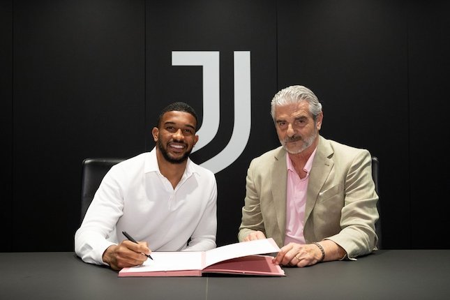 Gleison Bremer resmi bergabung dengan Juventus. (c) Juventus FC