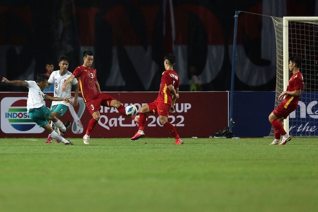 Duel Vietnam vs Timnas Indonesia U-19 di laga perdana Grup A Piala AFF U-19 2022 di Stadion Patriot Candrabhaga, Bekasi, Sabtu (02/07/2022) malam WIB. (c) Bola.net/Ikhwan Yanuar