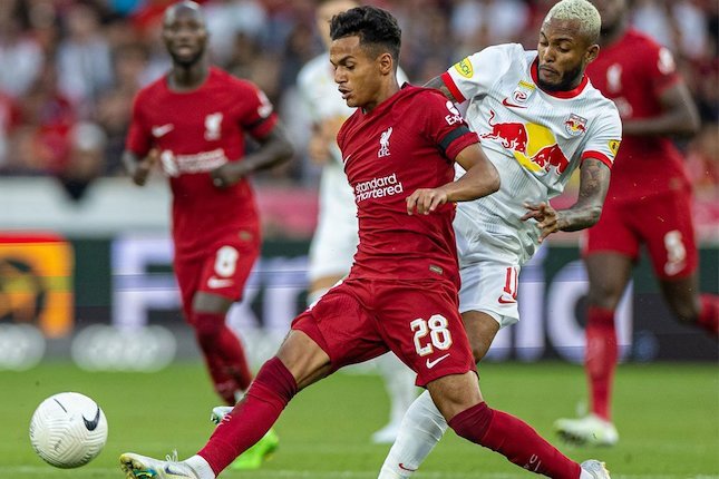 Fabio Carvalho berduel dengan Fernando pada pertandingan pramusim 2022 RB Salzburg 1-0 Liverpool. (c) Liverpool Official