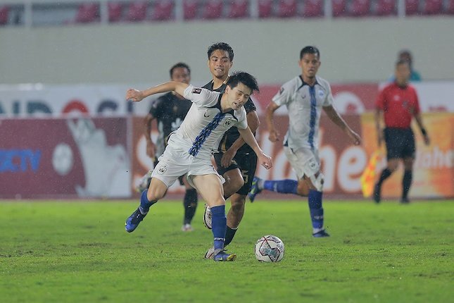 Pemain PSIS, Taisei Marukawa (depan) berebut bola dengan pemain Dewa United FC, Rangga Muslim Perkasa di laga Piala Presiden 2022, Jumat (17/6/2022). (c) Bola.net/Arief Bagus