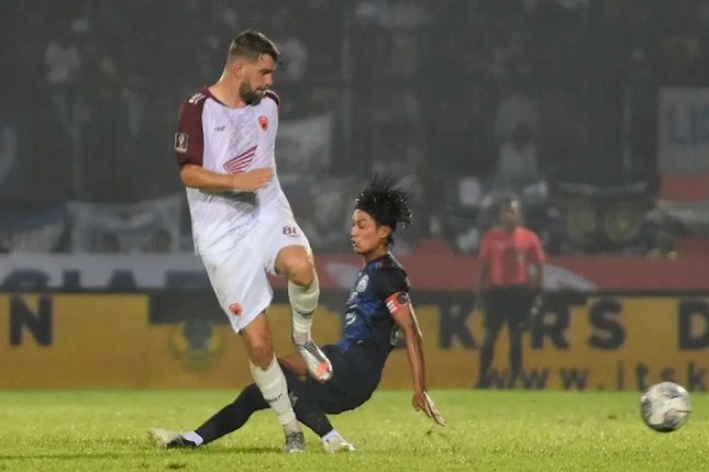 Pemain PSM Makassar, Wiljan Pluim (kiri) (c) Bola.com/Iwan Setiawan