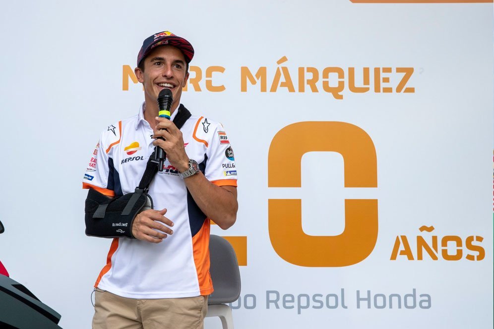 Rayakan 10 Tahun Kolaborasi, Repsol Honda Serahkan Hadiah Spesial untuk Marc Marquez