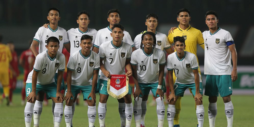 Pemain Timnas Indonesia U-19 sedang bermain sepak bola