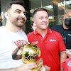 Kala Penggemar Minta Tanda Tangan Michael Owen di Trofi Ballon d'Or