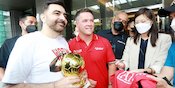 Kala Penggemar Minta Tanda Tangan Michael Owen di Trofi Ballon d'Or