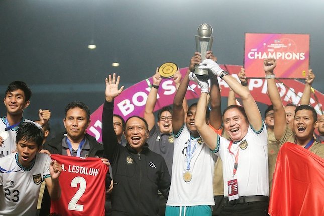 Ketua PSSI Iwan Bule dan Menpora Zainudin Amali ikut mengangkat trofi Piala AFF U-16 2022 (c) Bagaskara Lazuardi
